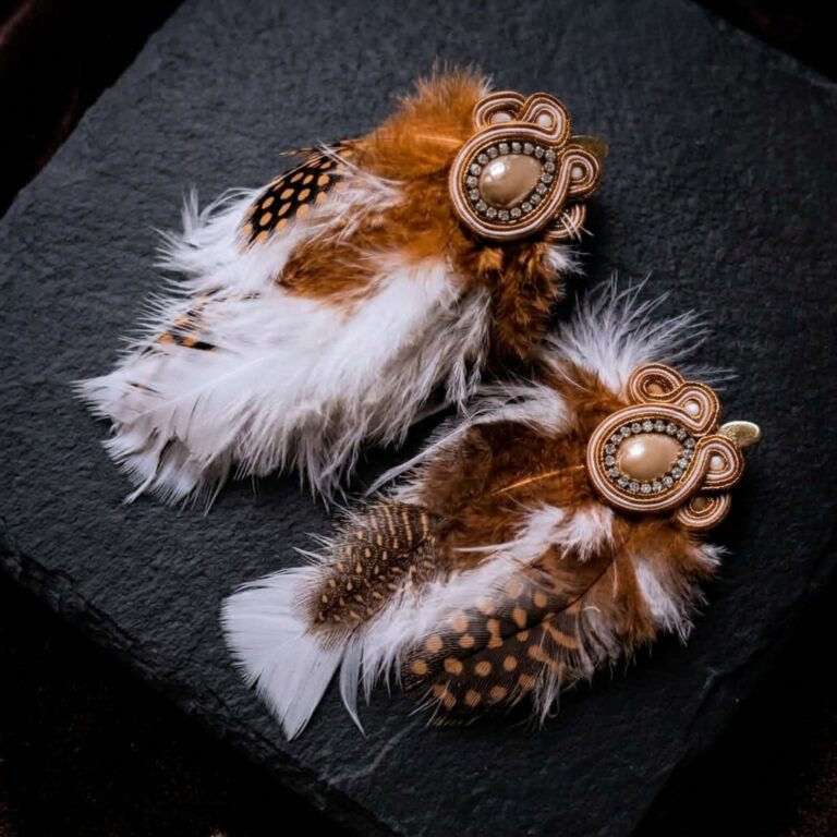 Ręcznie wykonane długie kolczyki PHOENIX by MM z naturalnymi piórami w odcieniach brązu, beżu i bieli oraz taśmą cyrkoniową.